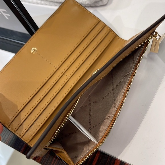 Michael Kors Reed Large Bifold Pebbled Leather Snap Wallet Card Case 
Deer
NWT - Picture 15 of 16